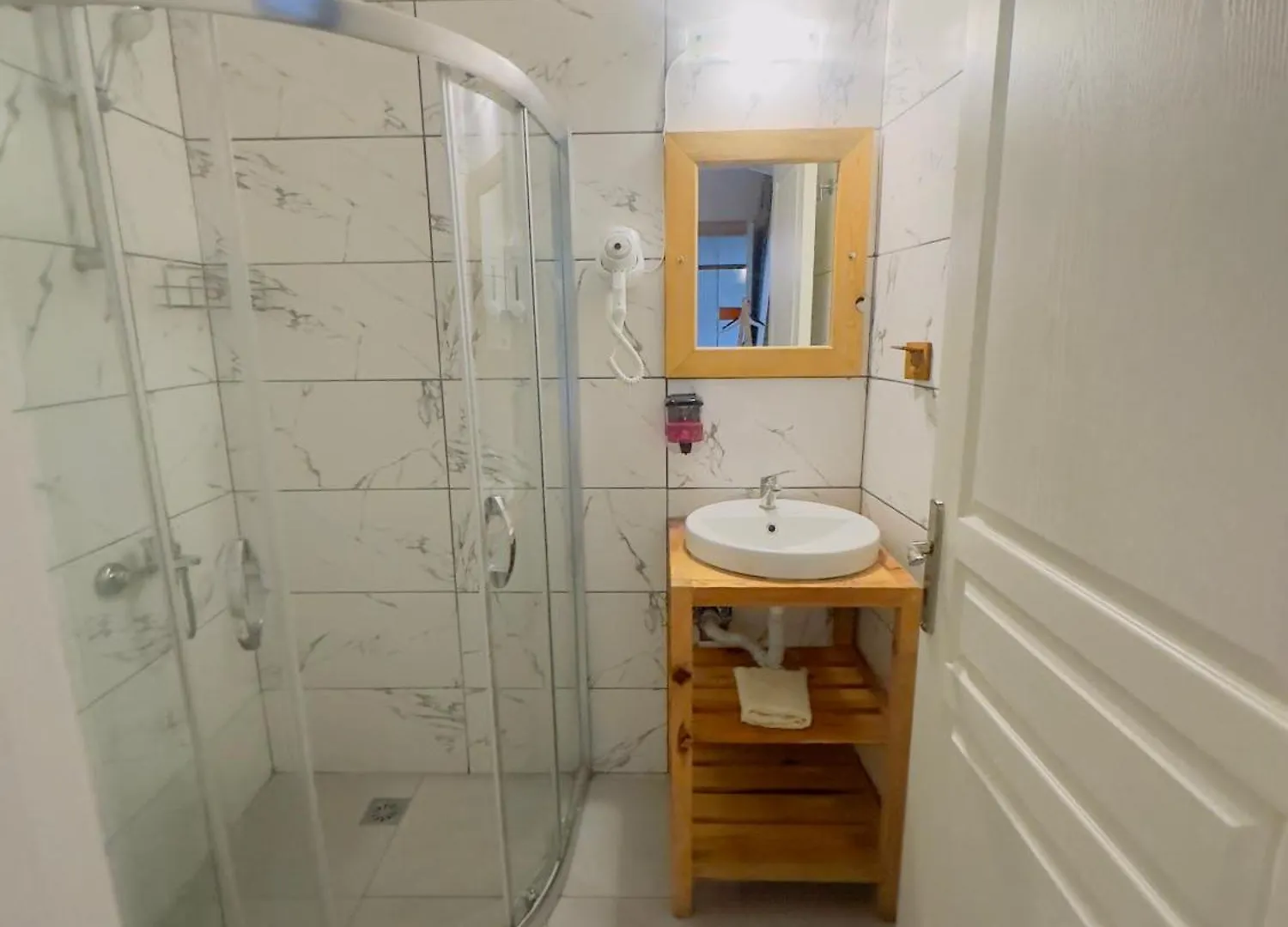 Mogla Tashan Hotel 무글라